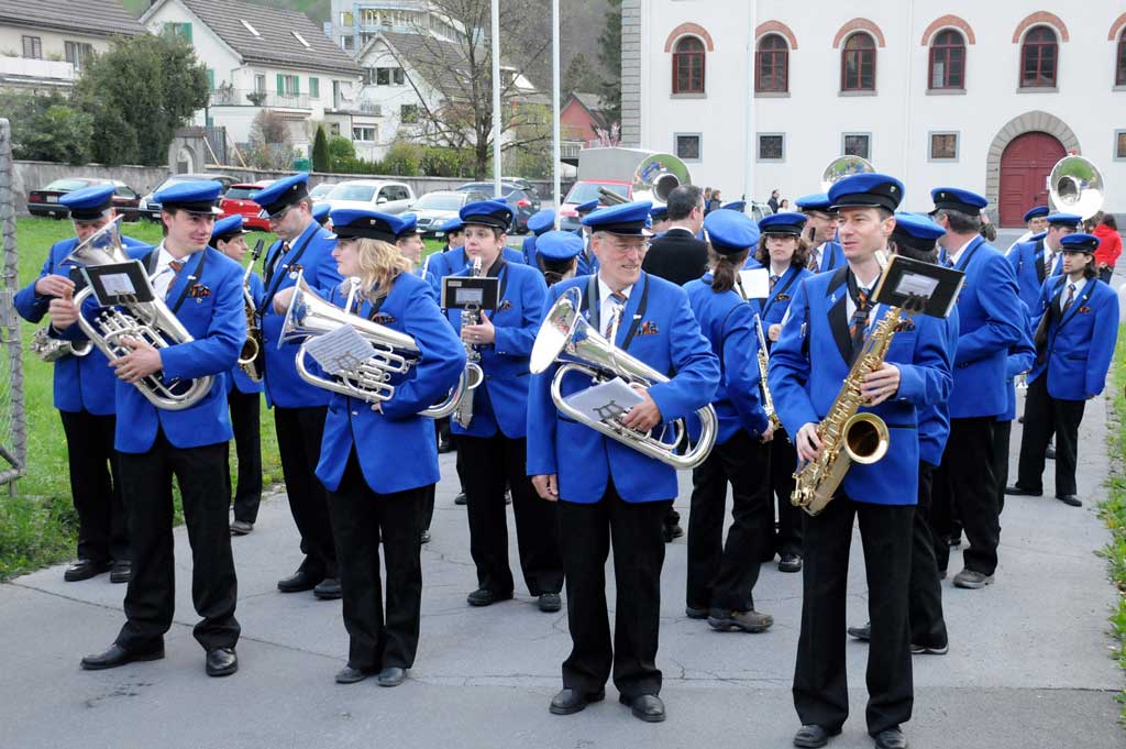 Näfels Harmoniemusik band in front of Glarus Armoury as they get ready to march © Heinrich Speich, 2011