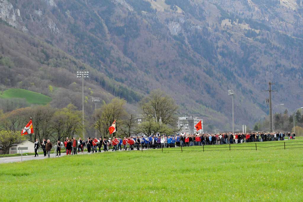 The procession making its way down the road connecting Glarus and Netstal © Heinrich Speich, 2011