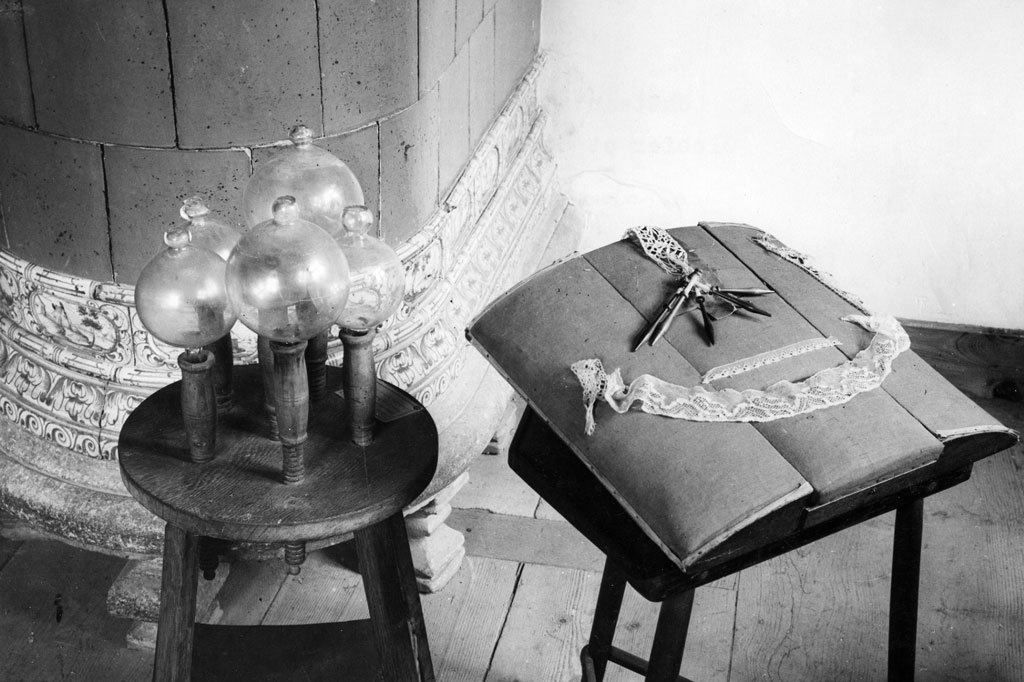 Max F. Chiffelle: Bobbin lace pillow, Château de Valangin, 1943 © Département audiovisuel de la Bibliothèque de la Ville de La Chaux-de-Fonds