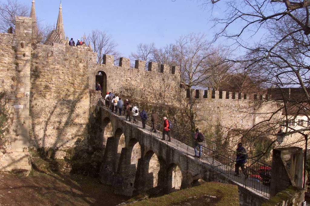 Walkers at various points along the route, arriving at the Château de Neuchâtel, 2005 © Fonds L’Express/Département audiovisuel de la Bibliothèque de la Ville de La Chaux-de-Fonds