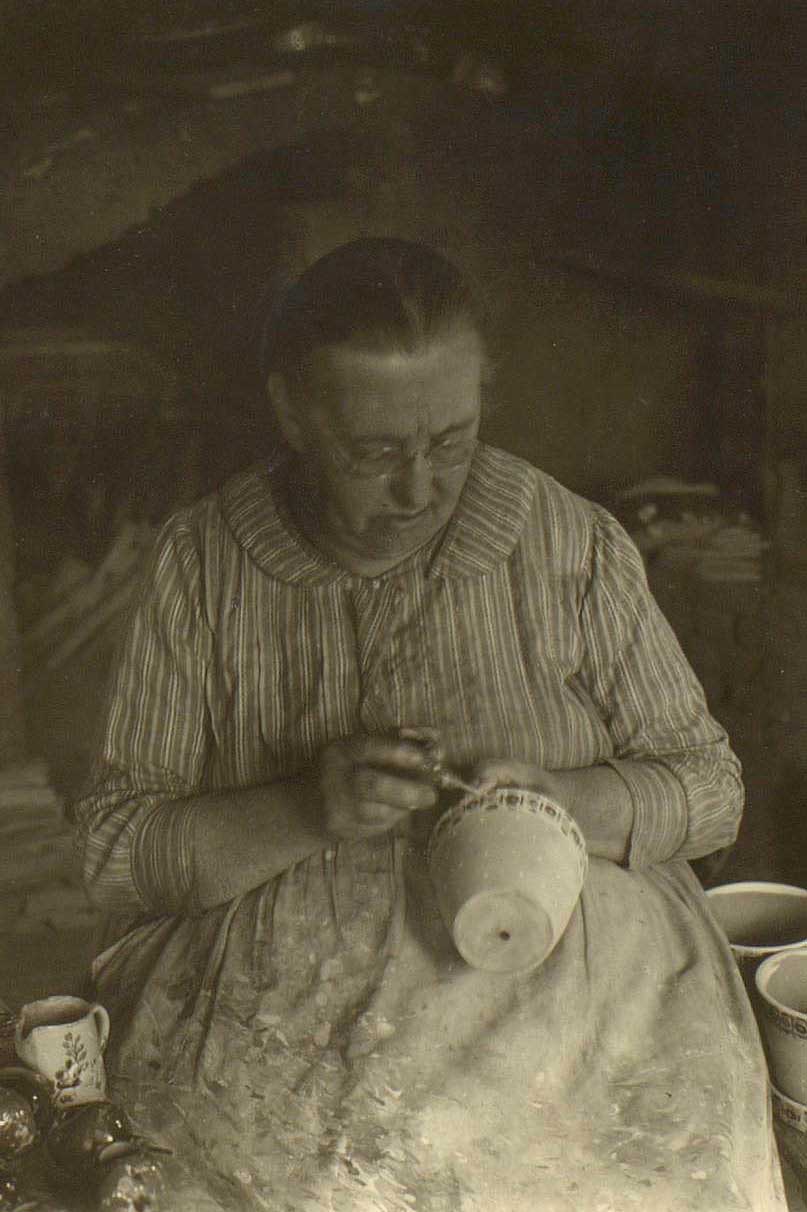 Heimberg, 1917: An old potter adding the final decoration to a vase © Hermann Stauder/Fotostiftung Schweiz
