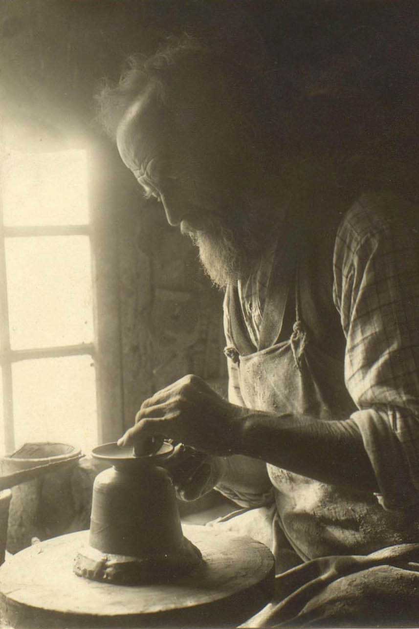 A potter at work, Heimberg, 1917 © Hermann Stauder/Fotostiftung Schweiz