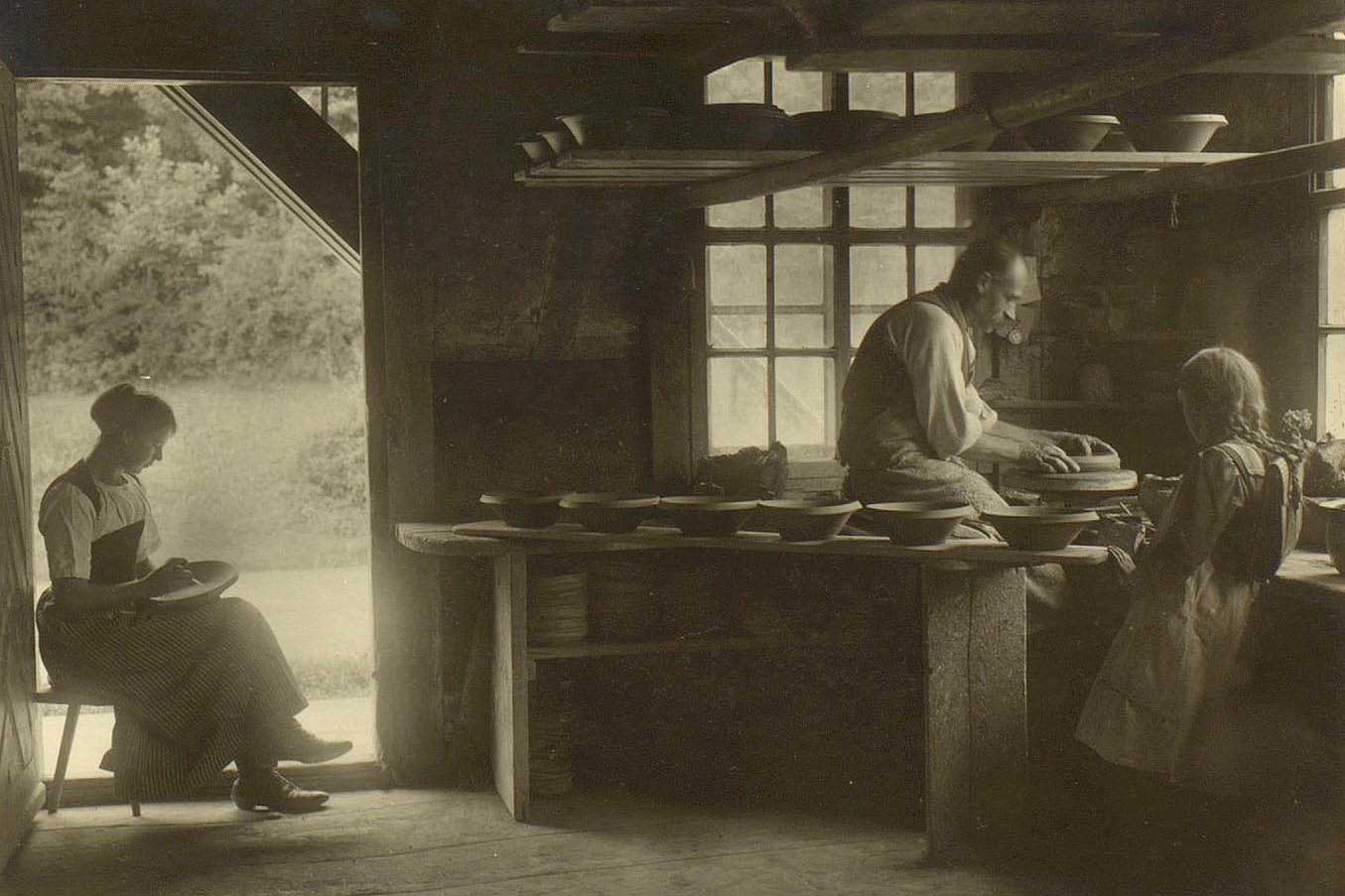 Cream dishes and salad bowls being made at a Heimberg pottery, 1917 © Hermann Stauder/Fotostiftung Schweiz