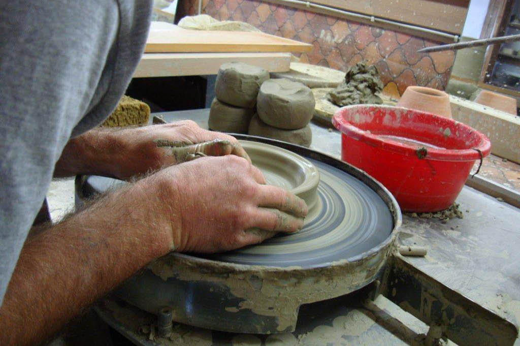 A potter at the wheel © Töpferei Maurachern, Wichtrach, 2010