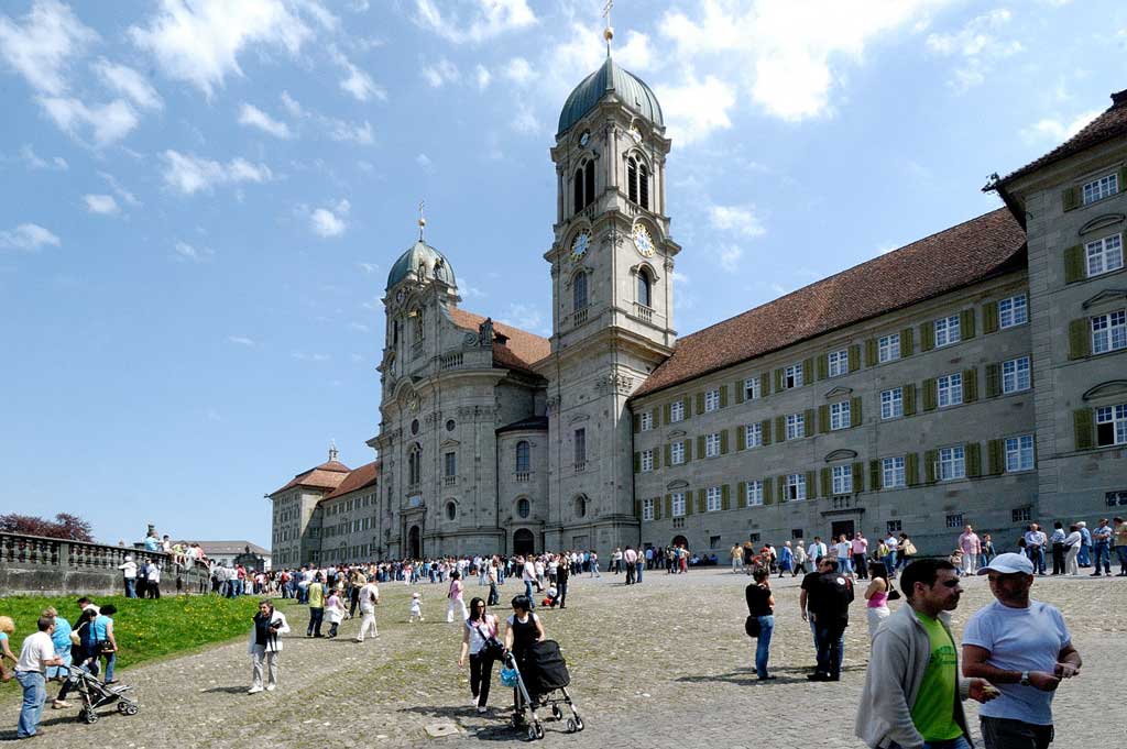 Pilgrims from around the world on the square in front of Einsiedeln Abbey, 2009 © P. Bruno Greis/Kloster Einsiedeln