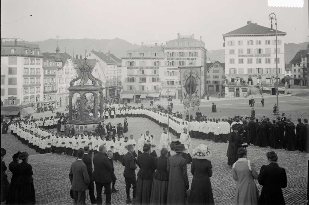 A procession of pilgrims around the Fountain of Our Lady on the square in front of Einsiedeln Abbey, around 1900 © Einsiedeln Abbey