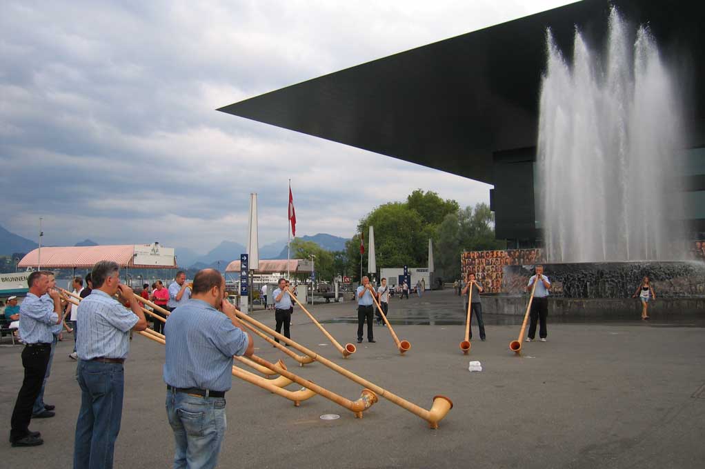 Alphorn performance outside the Culture and Convention Centre (KKL), Lucerne © Susi Garlando/Alphornvereinigung Pilatus, Kriens
