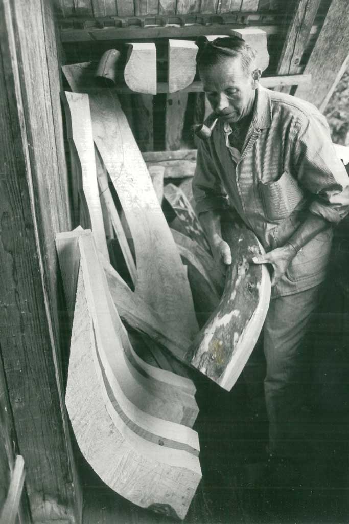 Up until 1970, alphorns were fashioned from a crooked piece of pine wood. Today, they are made from jointed pieces of timber © Peter Studer