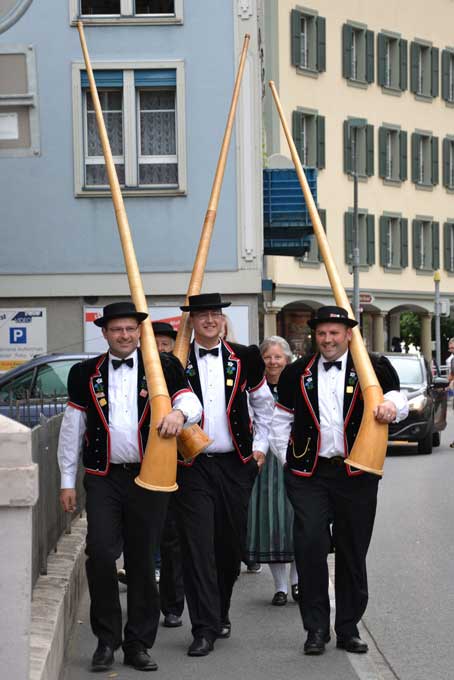 Alphorn players taking a breather during the Federal Yodelling Festival in Interlaken, 2011 © Annalies Studer/Zeitschrift Schwingen Hornussen Jodeln