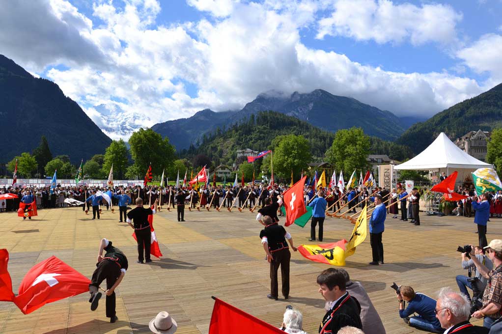 Alphorn players and flag throwers (