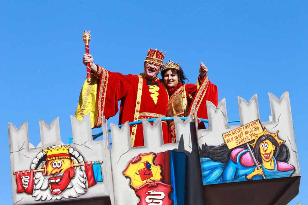 King Rabadan and his queen on their float in the Sunday procession © Massimo Pedrazzini, 2011