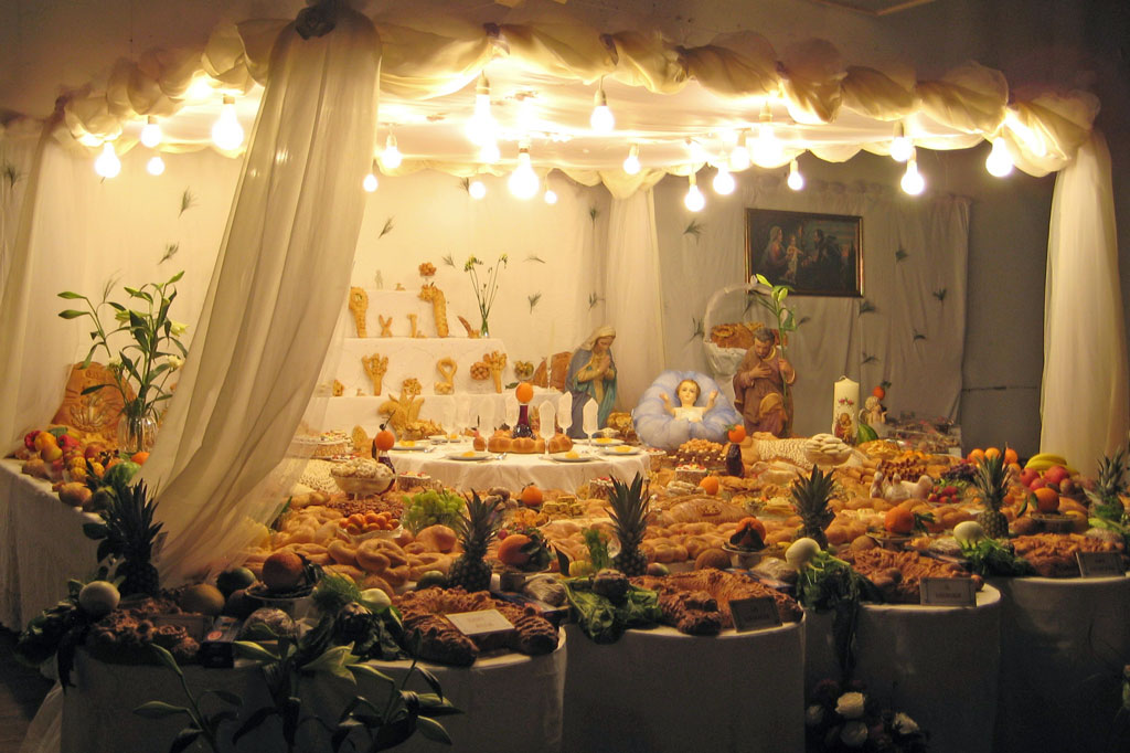 Food offerings on the altar in return for a personal request addressed to the patron saint © Lo Pumo, 2011