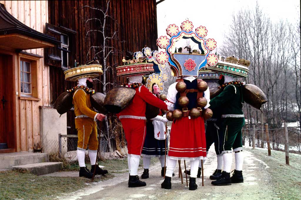 A group of beautiful Chläuse yodelling in Ruppen, Urnäsch © Hans Hürlemann, Urnäsch, 1980er Jahre
