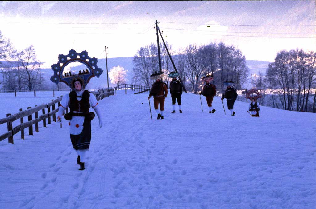 Orderly marching between houses in Schwantelen, Urnäsch © Hans Hürlemann, Urnäsch, 2006