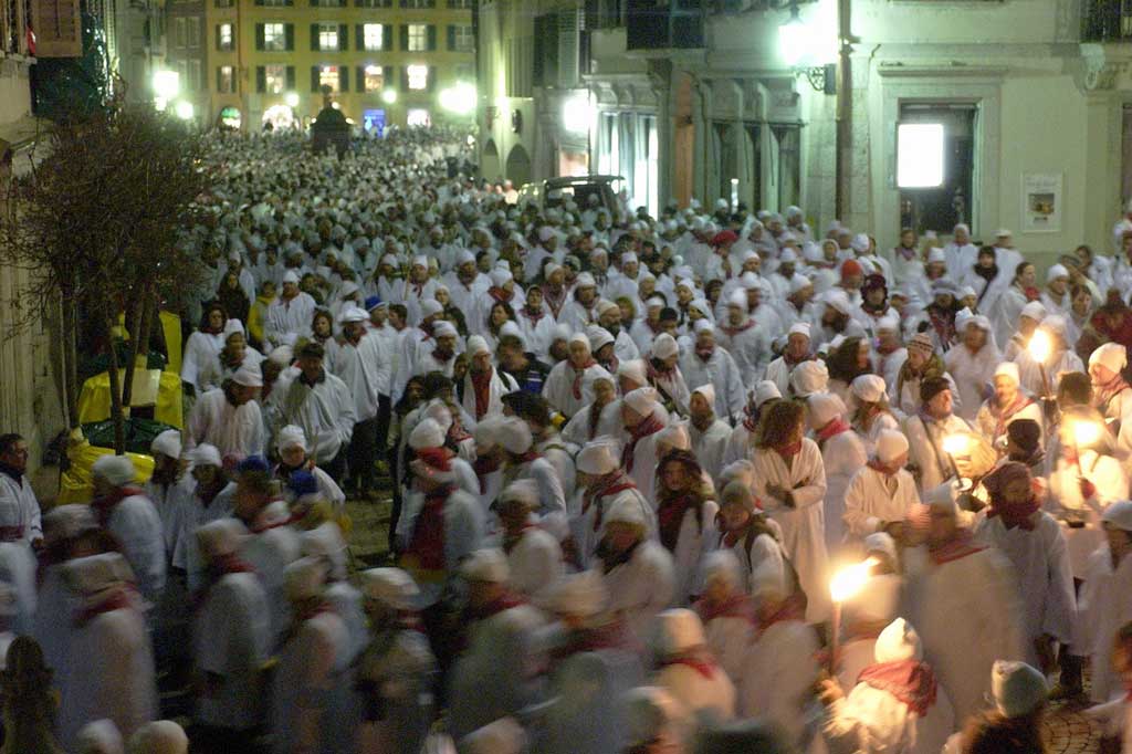 Around 6,000 Chesslete participants driving out the winter in white nightshirts © Oliver Menge, 2004