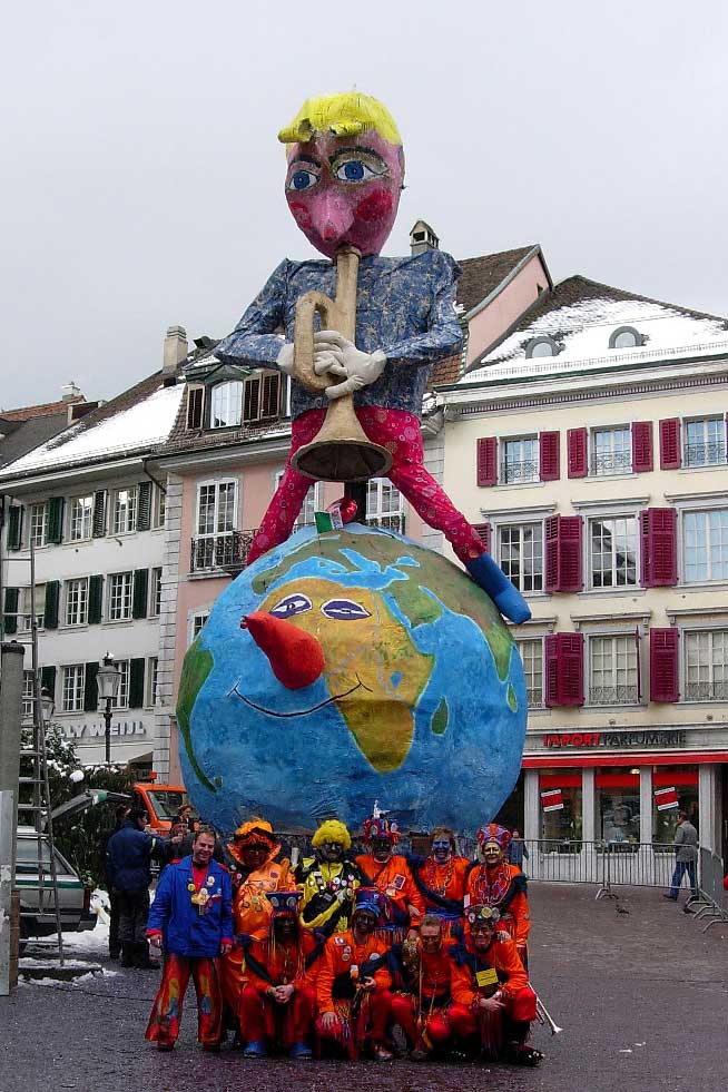 The Ambassadonner brass band in front of the Böög effigy, whose gender alternates each year © André Kilchenmann, 2006