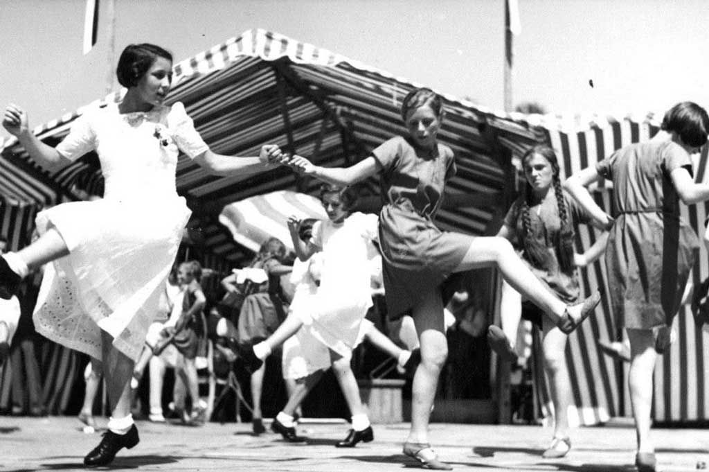 Dancing on the podium, 1938 © Stadtarchiv St.Gallen
