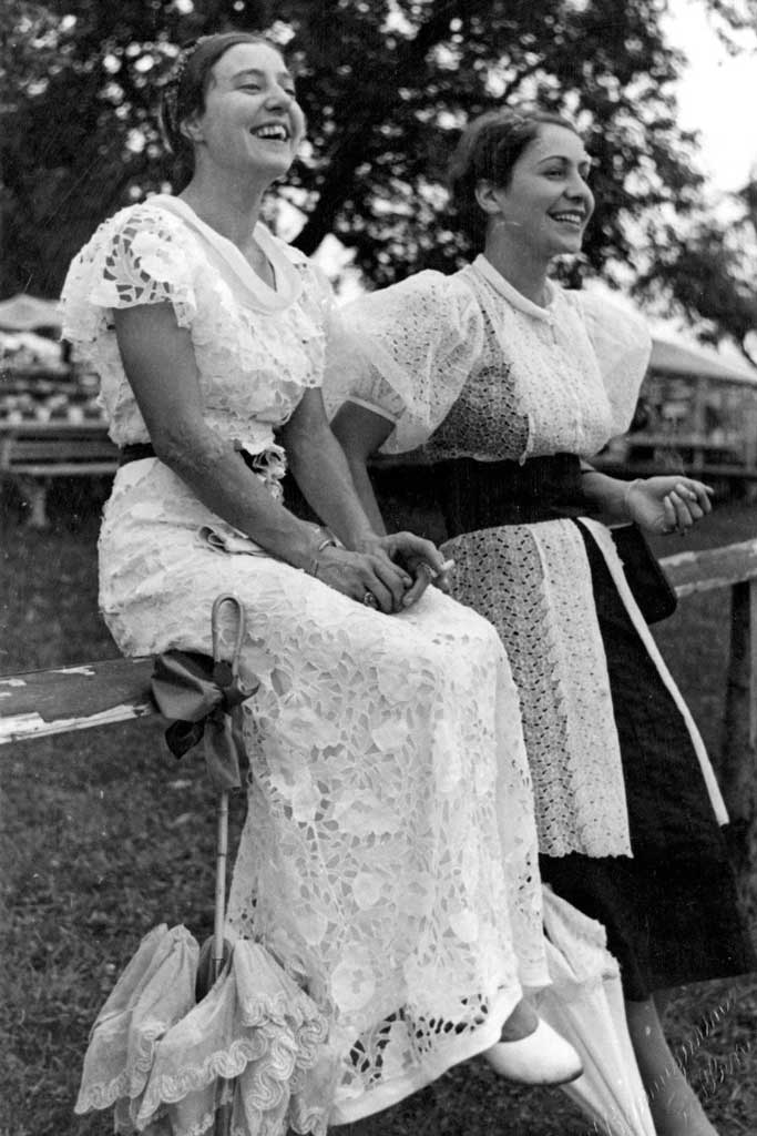 Young women wearing their embroidered dresses in 1936 © Louis Baumgartner, St.Gallen/Stadtarchiv St.Gallen
