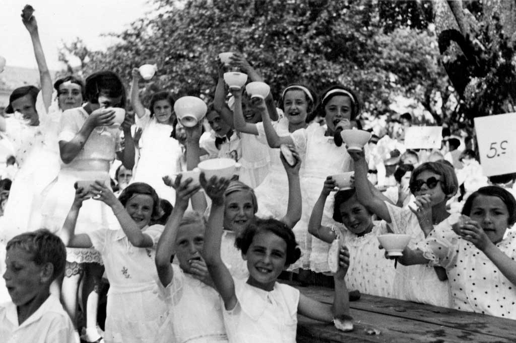 Saying cheers with tea! 1936 © Hans Gross, St.Gallen/Stadtarchiv Gallen