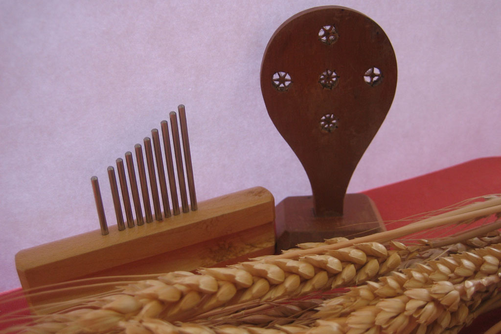 Chaff comb and straw splitter; the straw is pressed through one of the five holes © Doris Häfliger, Erlinsbach, 2011
