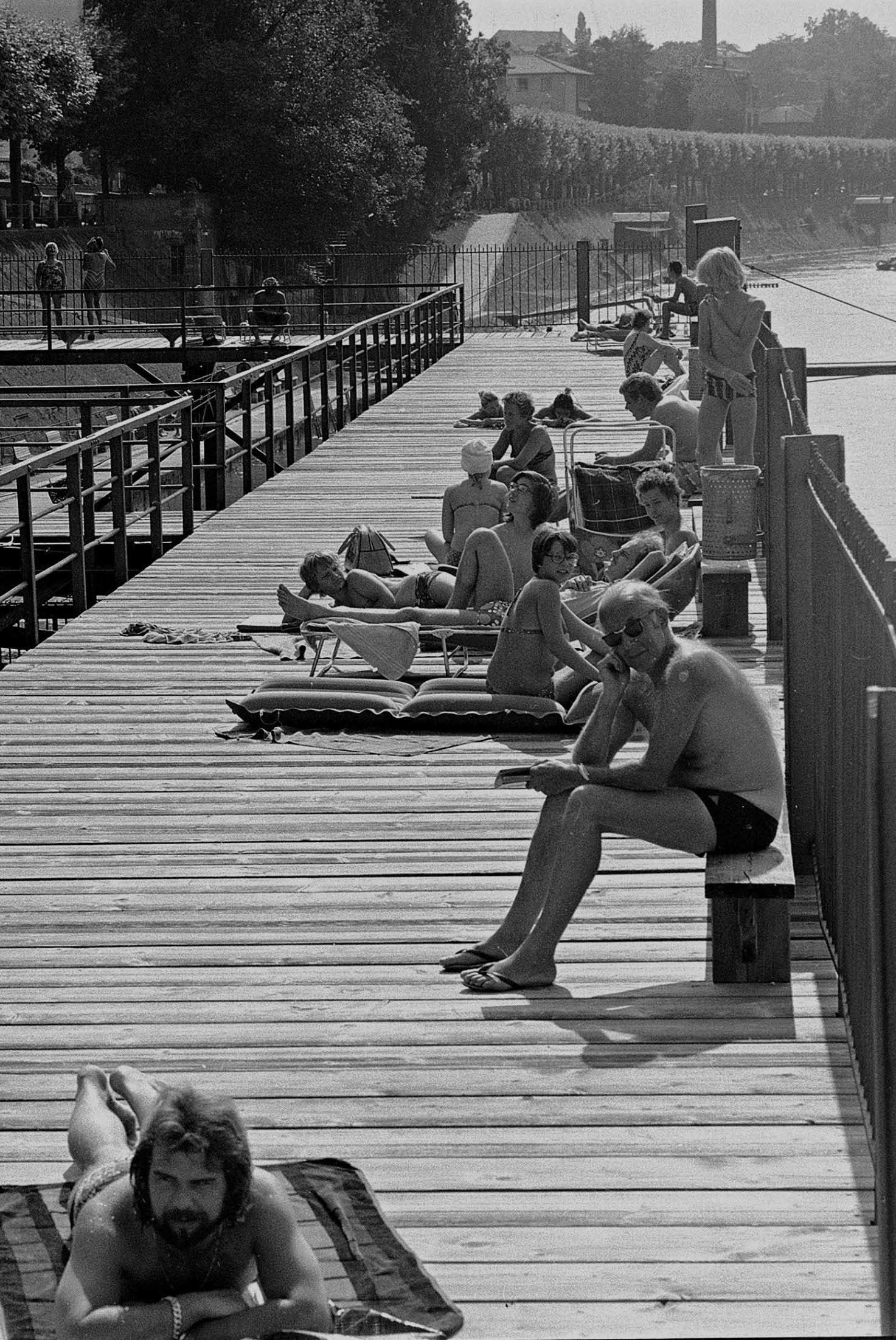 Basel’s two historical bathing areas are local meeting points and a popular choice for peaceful sunbathing, s.d. © StABS, Basel