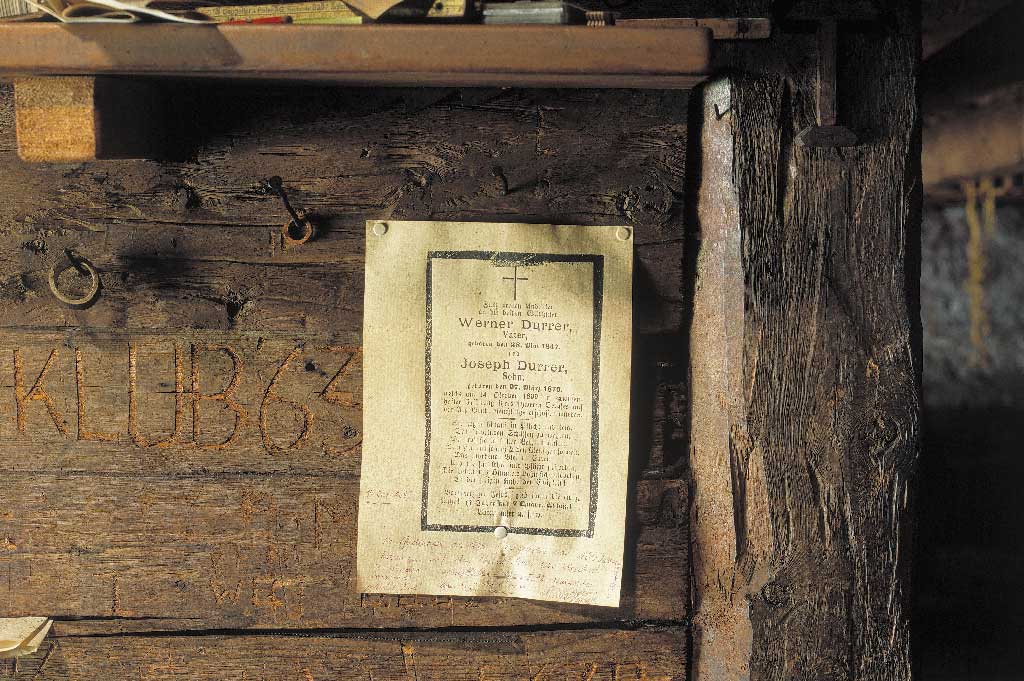 Photcopy of the original death notice of both victims. At the bottom of the sheet a few comforting words were added by hand on the 100th days since the gamekeepers’ deaths, Gruobialphütte, 2002. © Christof Hirtler, Altdorf