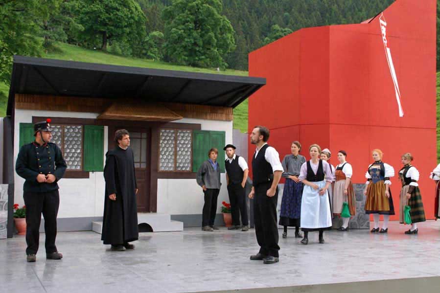 Open-air theatre: scene from “Die eine, wilde Jagd”, Niederrickenbach (NW), June 2009. © Bruno Niederberger / Theatergesellschaft Dallenwil