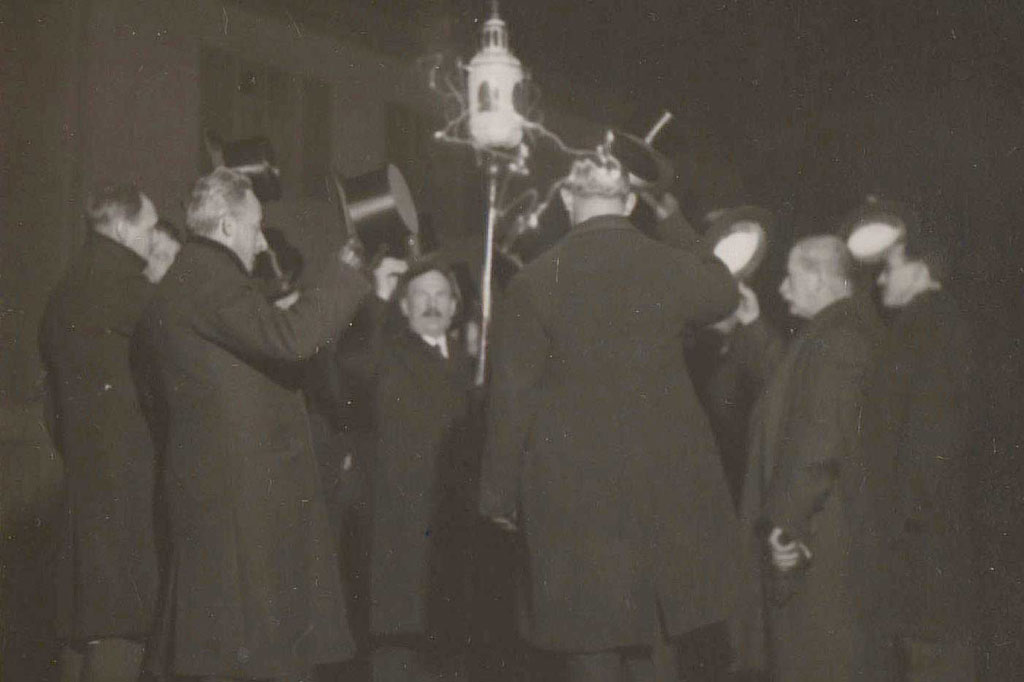 During the Christmas song, the brothers raise their hats as a sign of respect when the name Jesus Christ is sung © Sebastiani-Bruderschaft, Rheinfelden, 1926
