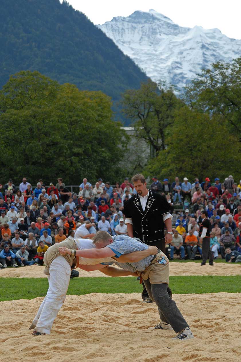Young wrestlers at the 2006 Unspunnen festival © Steiner/Verein Schweizerisches Trachten- und Alphirtenfest Unspunnen