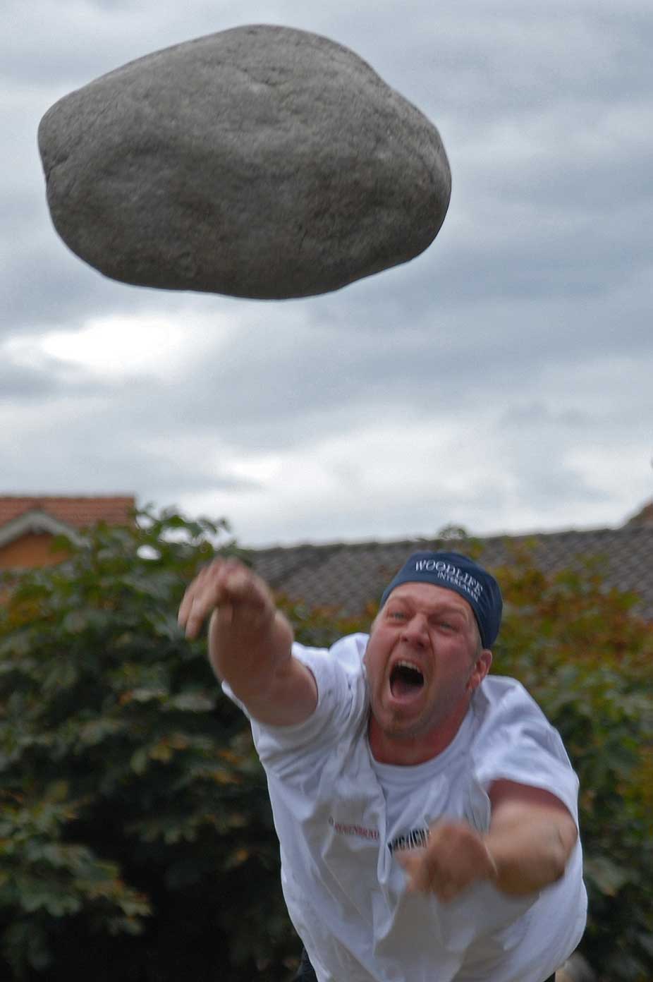 Stone thrower Peter Michel from Interlaken at the 2006 Unspunnen festival © Steiner/Verein Schweizerisches Trachten- und Alphirtenfest Unspunnen
