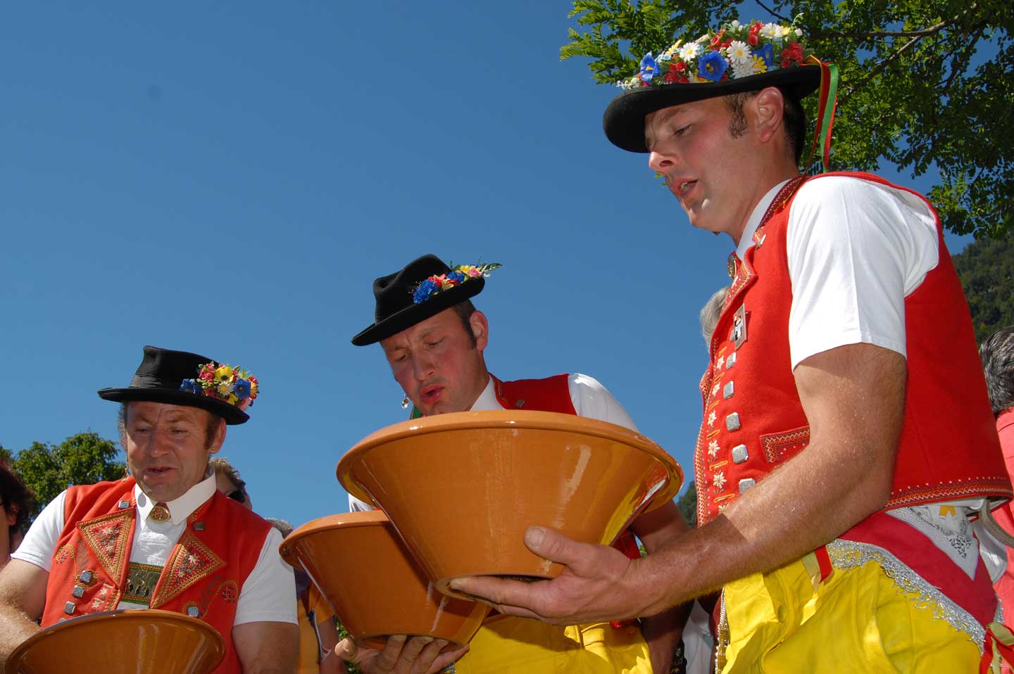 Talerschwinger (a musical tradition in which performers roll a five franc coin around the rim of a ceramic bowl) from Appenzell at the 2006 Unspunnen festival © Steiner/Verein Schweizerisches Trachten- und Alphirtenfest Unspunnen