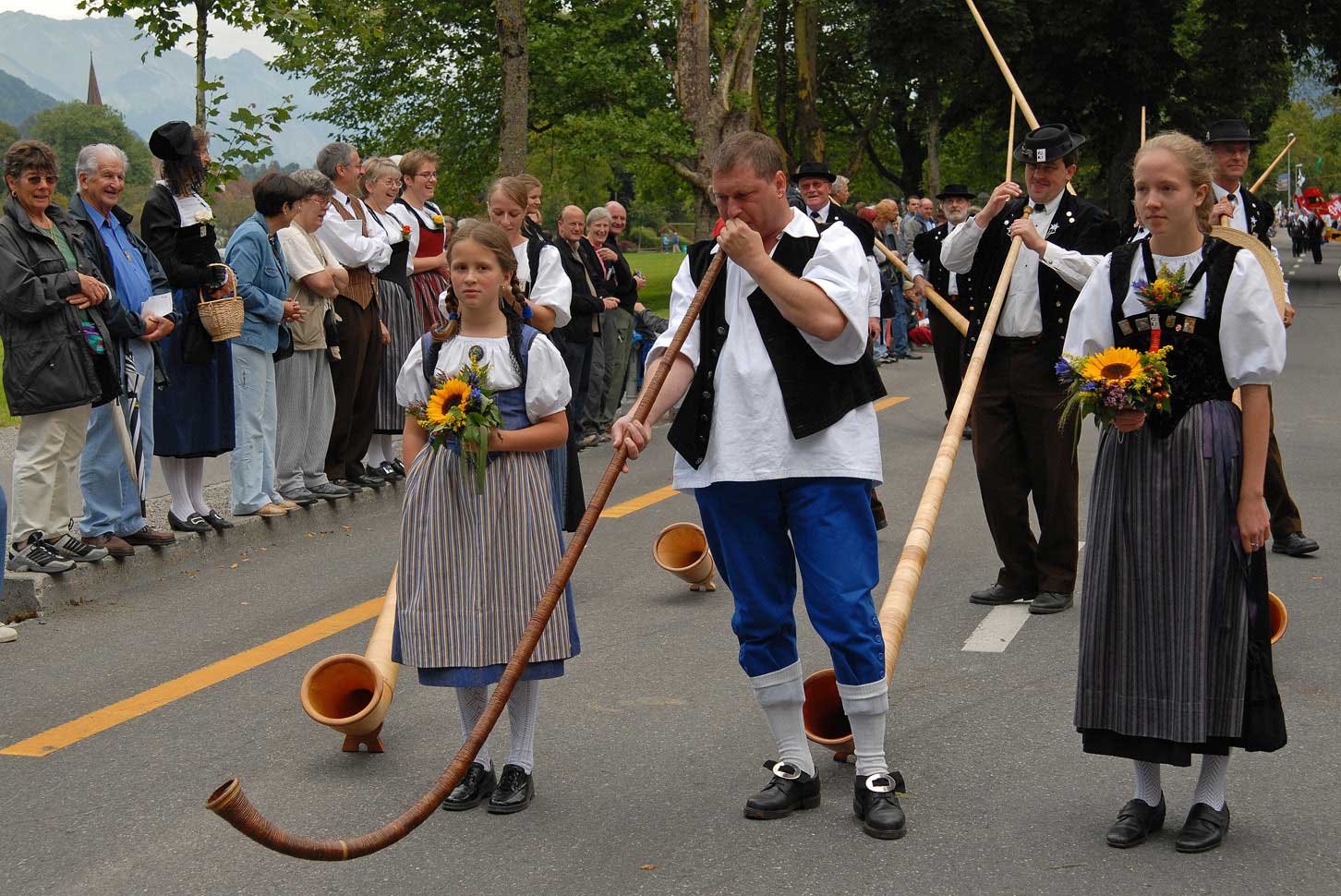 Alphorn players during the procession at the 2006 Unspunnen festival © Steiner/Verein Schweizerisches Trachten- und Alphirtenfest Unspunnen