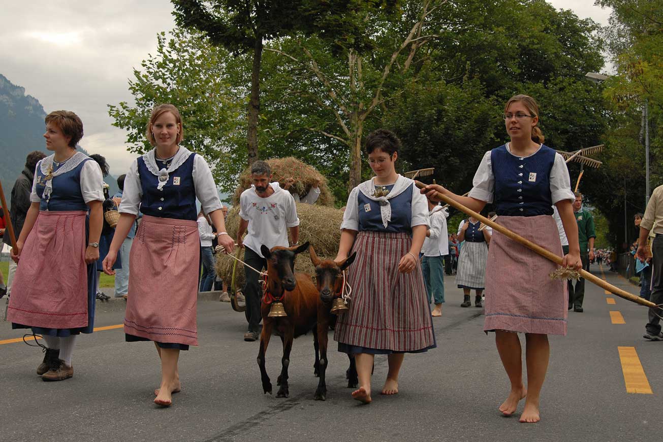 A group taking part in the procession at the 2006 Unspunnen festival © Steiner/Verein Schweizerisches Trachten- und Alphirtenfest Unspunnen