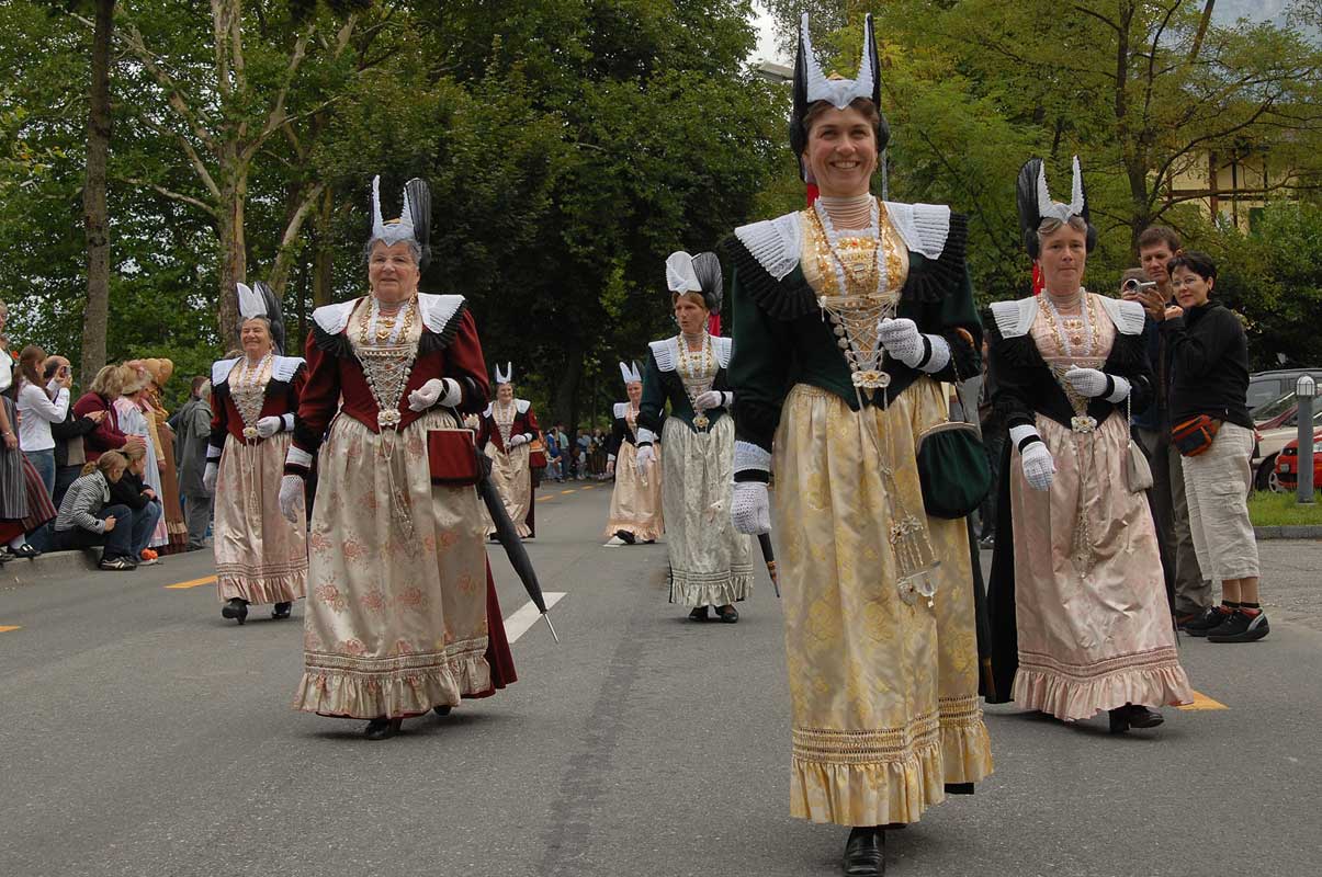 A group in traditional costumes during the procession at the 2006 Unspunnen festival © Steiner/Verein Schweizerisches Trachten- und Alphirtenfest Unspunnen