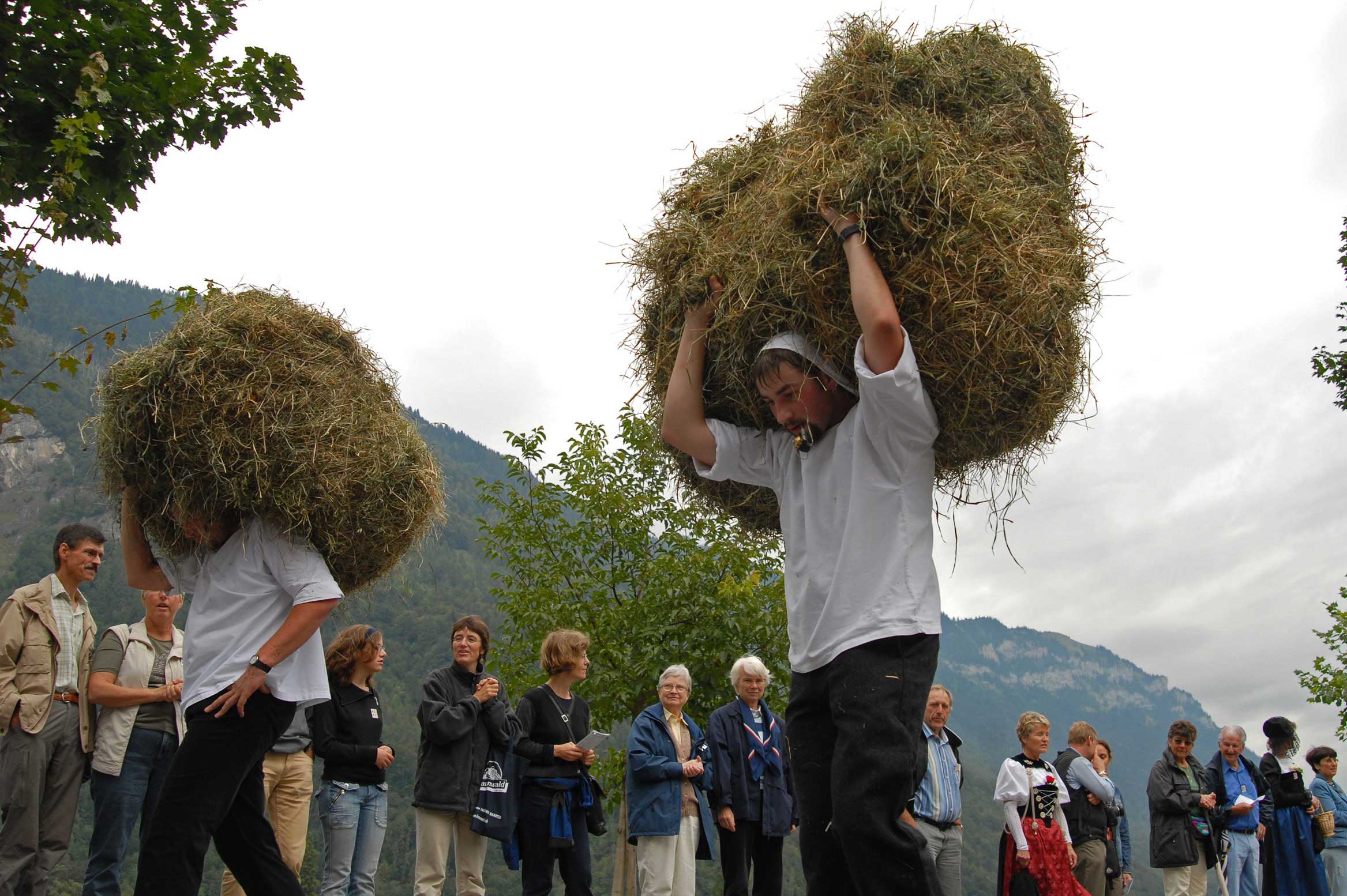 Wild haymakers taking part in the procession at the 2006 Unspunnen festival © Steiner/Verein Schweizerisches Trachten- und Alphirtenfest Unspunnen