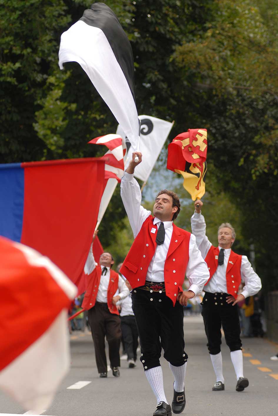 Flag-bearers taking part in the procession at the 2006 Unspunnen festival © Steiner/Verein Schweizerisches Trachten- und Alphirtenfest Unspunnen