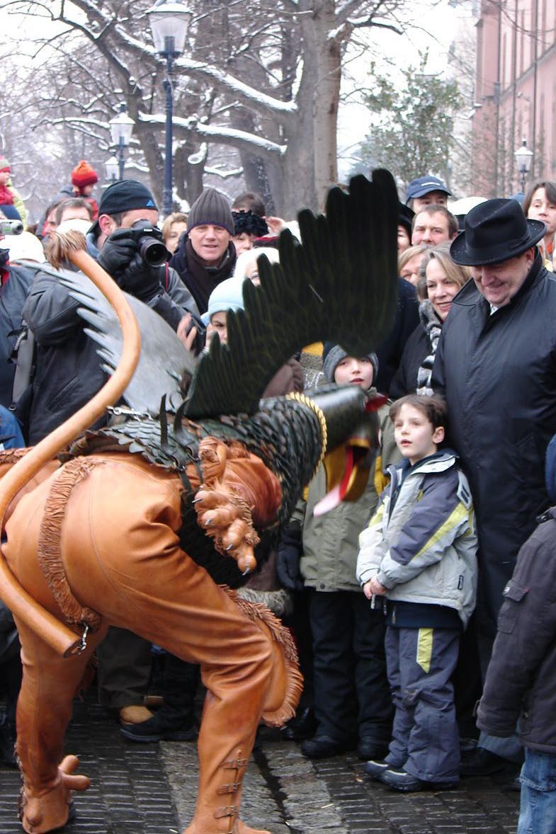 The Griffin demonstrating his respect for the crowd © Erwin Hensch, 2010