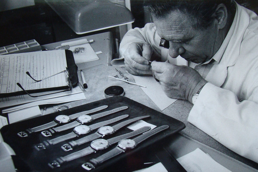 A watchmaker inspecting his work, Le Brassus (VD) © Jean-Claude Curchod, 1986/Archives cantonales vaudoises, Fonds Edipresse