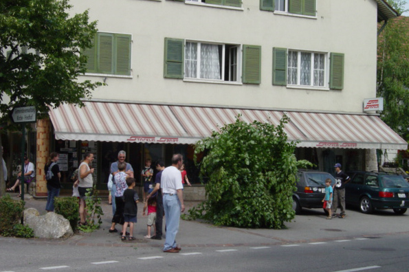 Ettingen, 2003: An audience at the edge of the street watching the antics of the Whitsun bushes © Markus Christen