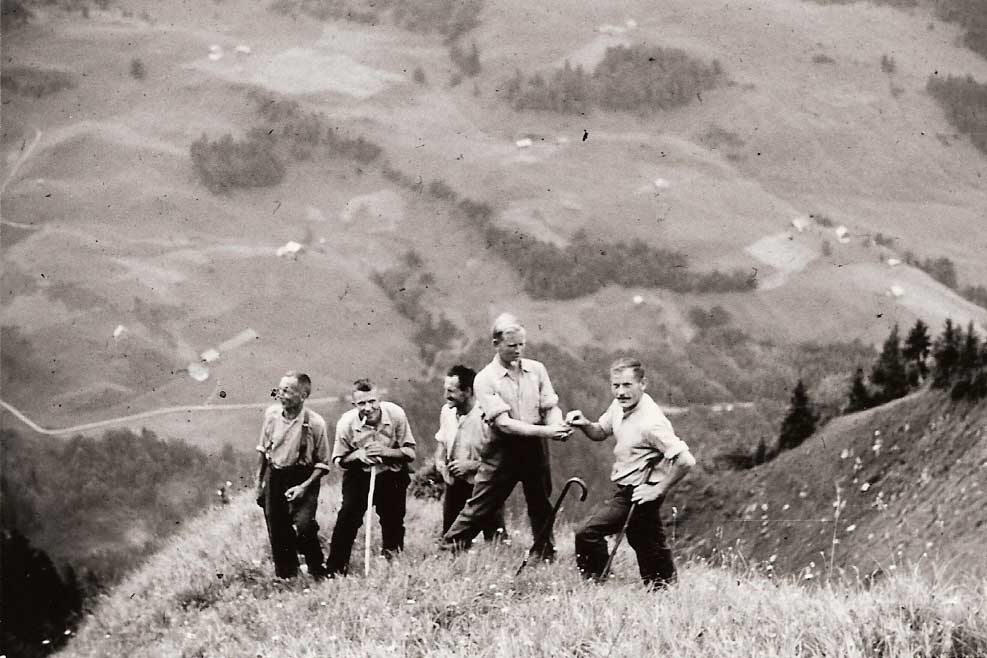 Wild haymakers inspecting the steep grassy meadows, Heubrig above Muotathal, around 1952. © Xaver Föhn-Gasser, Ibach (SZ)