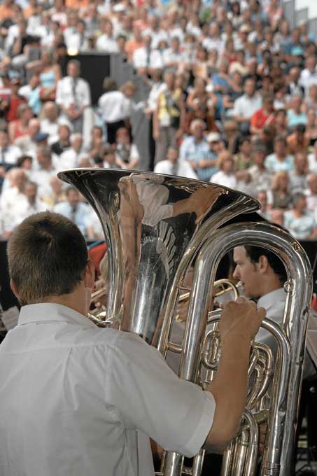 2006 Eidgenössisches Musikfest, Lucerne: crowds of onlookers gather. © swiss-image.ch/Andy Mettler