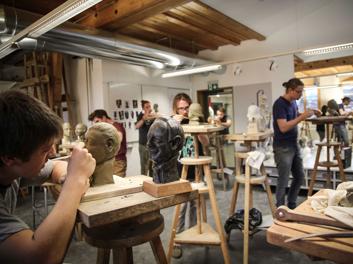 Pupils of the second year sculpting portraits at the Woodcarving School in Brienz, 2016 © Markus Flück