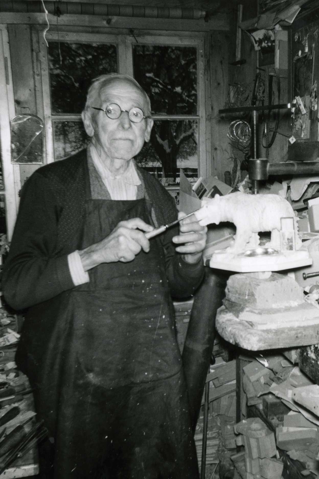 Woodcarver with his work, Schwanden near Brienz, ca 1960 © Peter Ernst, Brienz/Stiftung Holzbildhauerei