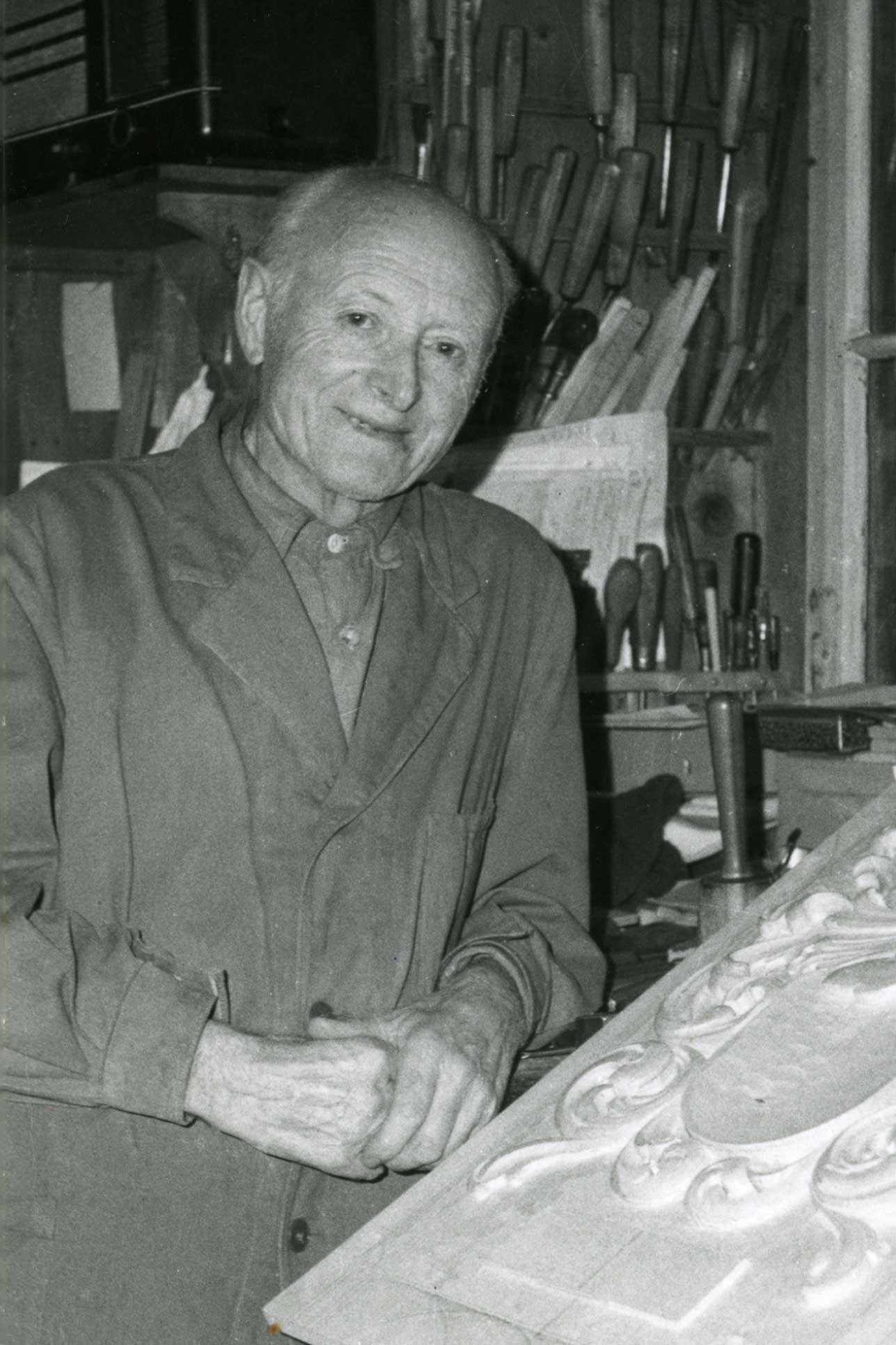 Woodcarver with his work, Brienz, ca 1965 © Peter Ernst, Brienz/Stiftung Holzbildhauerei