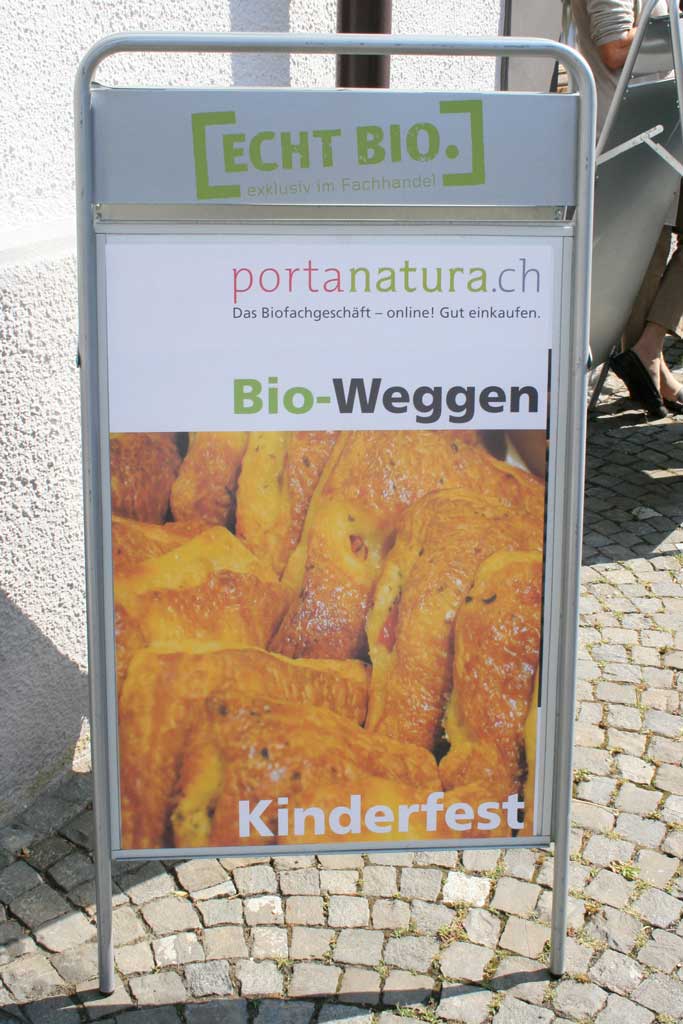“Wurstweggen” (bread stuffed with meat) is part of everyone’s lunch at the children’s festival in Zofingen © Kira von Rickenbach, 2011
