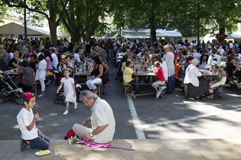 Olten youth festival: At all youth festivals there is an area dedicated to food and entertainment © Oliver Lang, 2011