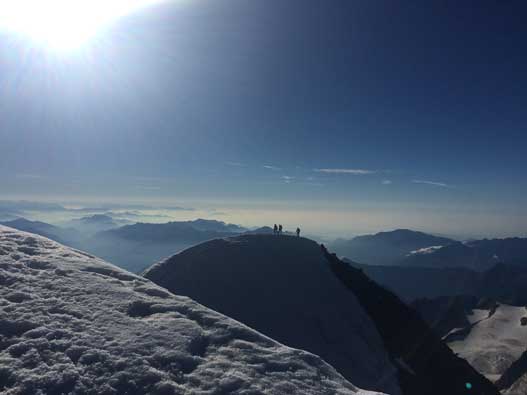 Weissmies (4017m) avec une vue vers le Sud-Est et des alpinistes en ascension, 3 août 2015 © Jürg Huber