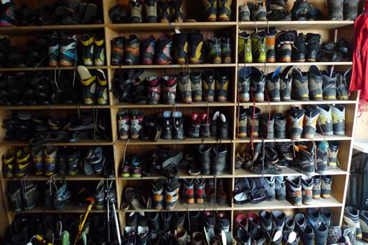 Les chaussures restent à l’extérieur pendant que les alpinistes se restaurent d’une assiette de soupe dans la salle du refuge, Allmagellerhütte, 01 août 2015 © Karin Steinbach Tarnutzer