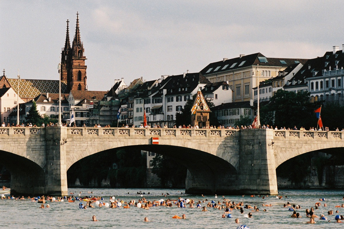 Plus d’un millier de nageurs participent chaque année à la « Baignade dans le Rhin », 2000 © Claude Giger/picturebâle