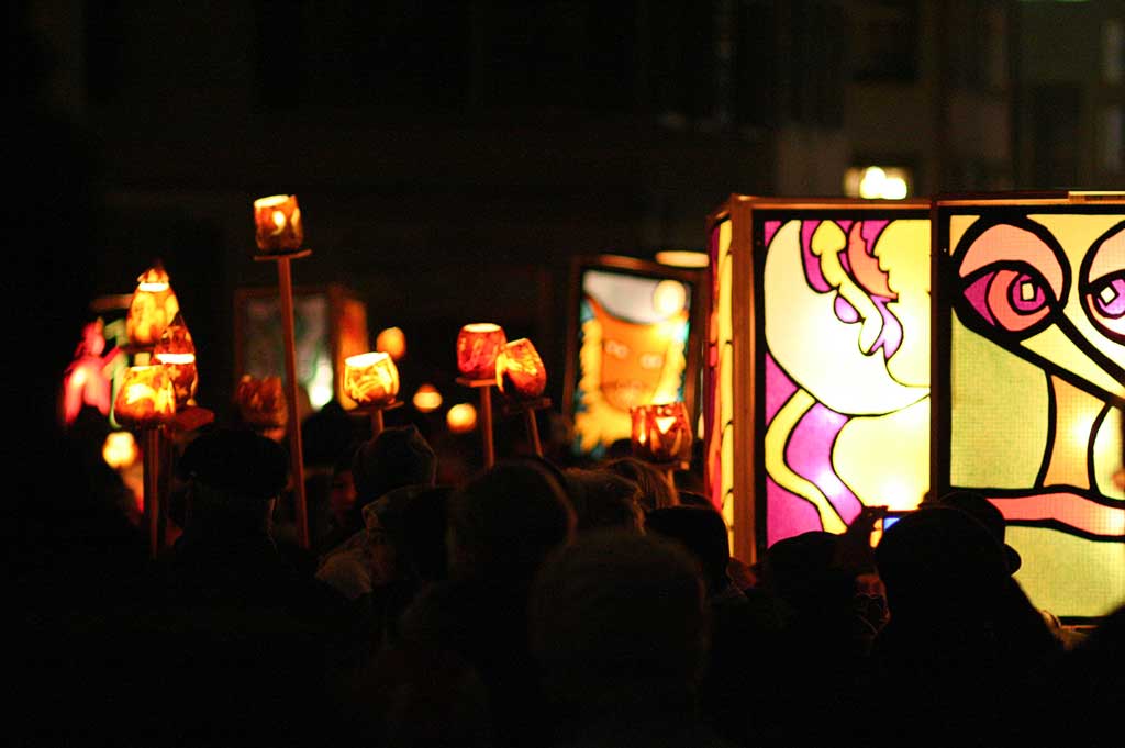 Cortège avec betteraves sculptées et lampions © Roger Pfister, Weinfelden 2006